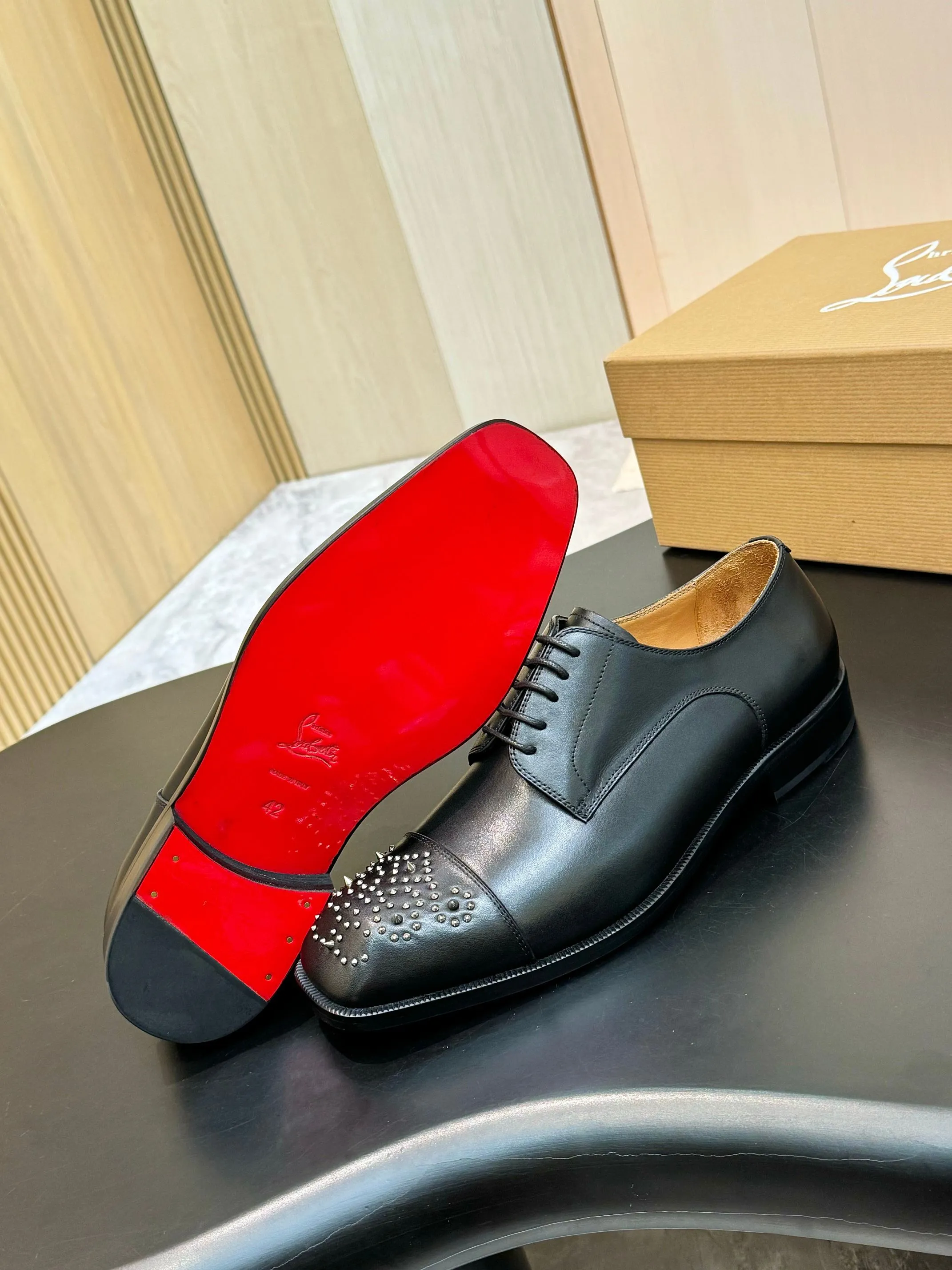 [CL red sole shoes] Top P: 1020💰 Size 39-44 (⚠️38.45.46.47 custom-made, non-returnable and non-exchangeable) 🆑High-end men's business formal leather shoes, original authentic top quality goods ••✅💯 Top original order purchasing agent! Original imported patterned cowhide ➕Imported cowhide lining ➕Cowhide feet ➕Original leather outsole~🉑️Feel free to compare the authentic ones!